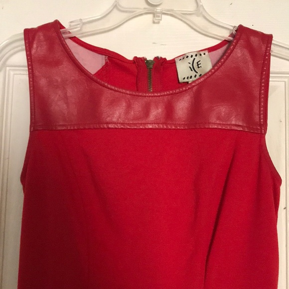 Red elegant sleeveless dress - Picture 2 of 3